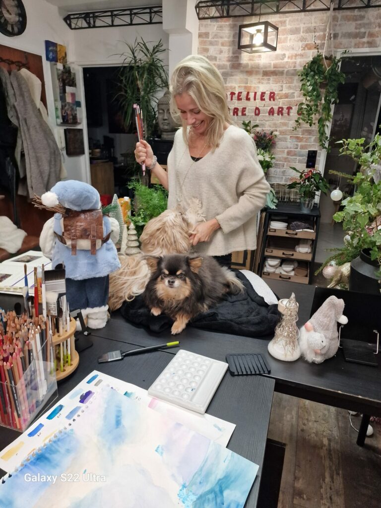 Une élèves avec Onyx et Olya près des palettes et du matériel d’aquarelle