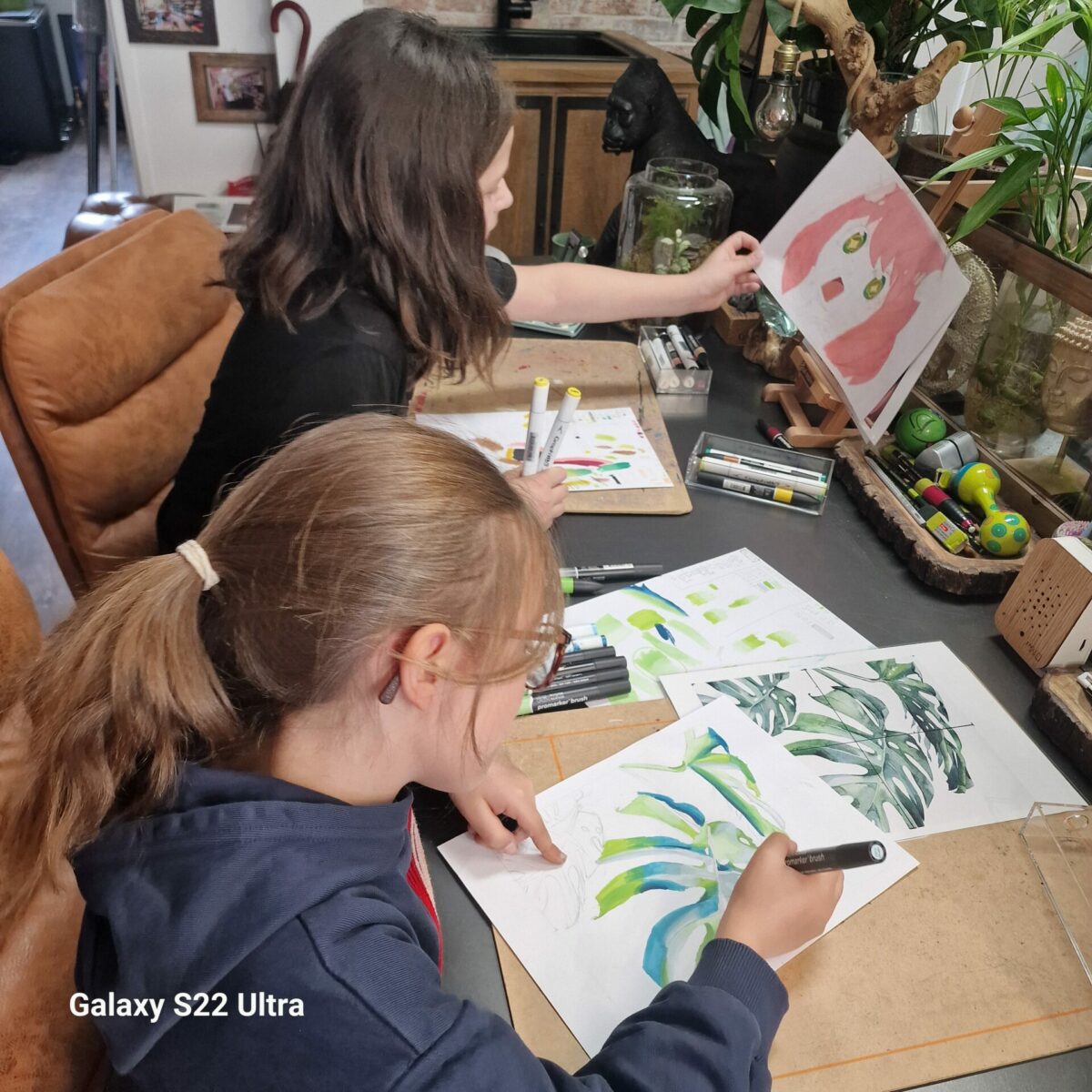 Deux jeunes filles dessinent aux feutres à alcool pendant un cours à l'Atelier Carré d'Art's à Gif-sur-Yvette.